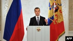 Dmitriý Medwedew parlamentiň iki palatasynyň-da wekilleriniň öňünde ýyllyk ýüzlenme bilen çykyş edýär, 22-nji dekabr.