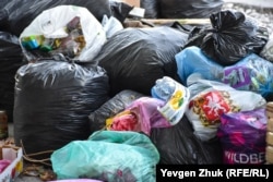 Мішки зі сміттям на сміттєзвалищі в Севастополі, архівне фото