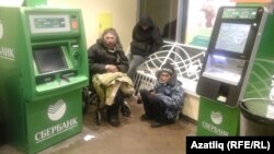 Сукбайлар ятып йоклый яки утырып тора торган тәрәзә төпләренә рәшәткә куйдылар