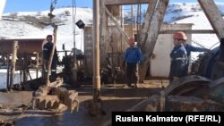 Сотрудники «Кыргызнефтегаза» в Кочкор-Ате. 20 февраля 2020 года.
