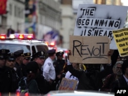 АКШ. "Уолл стритти ээле" кыймылынын катышуучулары "Таймс" аянтында. Нью-Йорк, 15-октябрь 2011