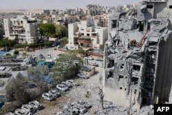 Рятувальники оглядають пошкодження будівлі, спричинені іранським ракетним ударом у Беер-Шеві на півдні Ізраїлю 24 червня 2025 року