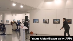 Անկարայում ՌԴ դեսպանի վրա կրակած տղամարդը պատկերասրահում, 19-ը դեկտեմբերի, 2016