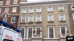 یکی از محل هایی که به رادیو اکتیو آلوده است، يک شرکت بررسی ريسک های سرمايه گذاری موسوم « ارنیس Erynis » است که ليت وی ننکو به آنجا رفت و آمد داشته است .