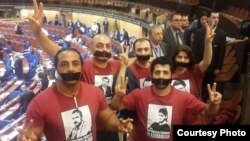 İlham Əliyev  AŞ PA-da çıxış edərkən etiraz aksiyası keçirən azərbaycanlı fəallar. 