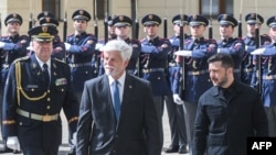 Президент Чехії Петр Павел і президент України Володимир Зеленський оглядають військову почесну варту перед Празьким Градом у Празі, Чеська Республіка, 4 травня 2025 року