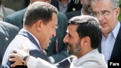 هوگو چاوز تابستان گذشته در جريان ديدارش از ايران محمود احمدی نژاد را برادر خود و برادر تمام ملت ايران و کل مردم آزاديخواه جهان خواند.