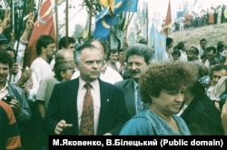 Поет і громадський діяч Дмитро Павличко (ліворуч) і голова Секретаріату Народного руху України Михайло Горинь під час відзначення 500-ліття Запорозького козацтва. Серпень 1990 року