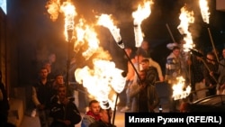 В последните няколко години тържеството около сватбата започва в петък срещу събота - с факли и танци на площада.