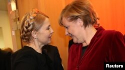 Екс-прем’єр України Юлія Тимошенко (ліворуч) і канцлер Німеччини Анґела Меркель, Дублін, 6 березня 2014 року