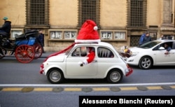 یک فیات ۵۰۰ مدل قدیمی در خیابا‌های رم، ۲۰۱۷