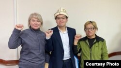 "Социал-демократтар" партиясынын лидери Темирлан Султанбеков, партиянын мүчөлөрү Ирина Карамушкина жана Роза Түрксевер. 2025-жылдын 9-январы.