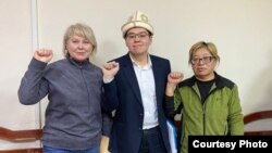 Социал-демократтар партиясынын лидери Темирлан Султанбеков, партиянын мүчөлөрү Ирина Карамушкина жана Роза Түрксевер. 2025-жылдын 9-январы.