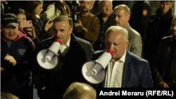 Ігор Додон виступає із заявами під час протесту біля Центрвиборчкому через три години після закриття виборчих дільниць. Молдова