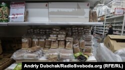 Полиці одного із супермаркетів у Києві, березень 2020 року