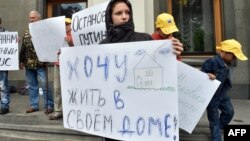 Участница акции крымских переселенцев в Киеве. Июнь 2014 года