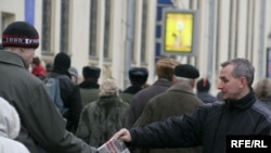 На здымку: Сяргей Вазьняк раздае газэту "Товарищ"