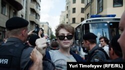 دستگیری یکی از معترضان به بازداشت اعضای «پوسی رایت» در مسکو