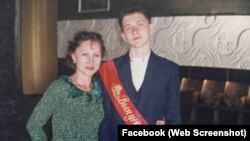 Qırımlı siyasiy mabüs Aleksandr Sizikov ve anası Yelena