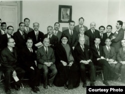 شاپور بختیار (نفر نشسته از سمت راست) به همراه اعضای جبهه ملی دوم در منزل اللهیار صالح در سال ۱۳۴۱