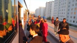 Aşgabadyň awtobuslaryndaky kartly töleg düzgüni welaýatlylary kyn güne salýar