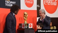 Նախագահ Սերժ Սարգսյանը Երևանում ընդունում է ՖԻՖԱ-ի աշխարհի առաջնության գավաթը ֆրանսիացի ֆուտբոլիստ Քրիստիան Կարամբյոյից, 7-ը փետրվարի, 2018թ. 