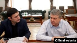 Премьер-министр Армении Карен Карапетян (справа) дает интервью экономическому обозревателю газеты «168 жам» Бабкену Туняну, Ереван, 26 декабря 2017 г. 