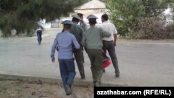 Polisiýa işgärleri we raýat (Illýustrasiýa suraty)