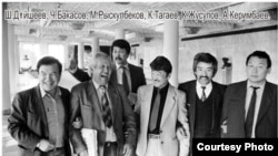 Асанкалый Керимбаев кыргыз обончулары жана акындары менен. (сүрөт качан тартылганы белгисиз)