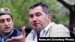 Момент задержания Армена Мартиросяна в ходе шествия опозиции, Ереван, 9 апреля 2013 г.