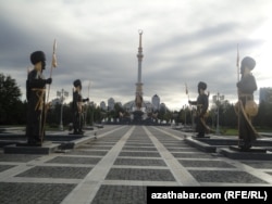 Aşgabadyň Garaşsyzlyk meýdanynda oturdylan ýadygärlik heýkelleri. 2013 ý.
