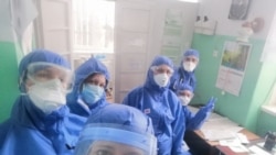 Ольга Кобевко з колегами у захисних костюмах