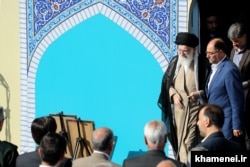 وحید حقانیان در کنار آیت‌الله خامنه‌ای در یکی از مراسم‌های نماز عید فطر