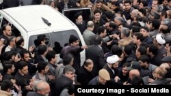 مراسم تشییع خواهر محمد خاتمی در اردکان یزد با حضور جمع کثیری از مردم