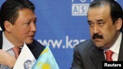 Кәрім Мәсімовтың премьер кезінде (оң жақта) Қазақстан президенті Нұрсұлтан Назарбаевтың күйеу баласы Тимур Құлыбаевпен (сол жақта) түскен суреті. Астана, 4 қазан 2011 жыл.  