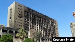 Эрамиздан бир - бир ярим минг йил аввалги нодир тарихий ёдгорликлар сақланган Миср музейи собиқ президент Ҳусни Муборак идораси билан девор-дармиён қўшнидир. Бу сурат музейнинг ҳовлисида туриб олинган.