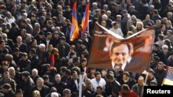 Участники митинга Армянского национального конгресса развернули плакат с призывом освободить Никола Пашиняна, Ереван, 17 марта 2011 г. 