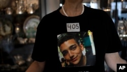 Портрет Ідана Александера на футболці