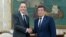 Кыргыз президенти Сооронбай Жээнбеков менен британ элчиси Чарльз Гарретт (солдо), Бишкек, 11-сентябрь 2019-жыл.