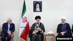 باید این واقعیت را پذیرفت که در جدال بین خواست روحانی (نفر اول از راست) مبنی بر ضرورت مذاکره با «کدخدا» (آمریکا)، و خواسته‌های رهبری، قدرت اجرایی دولت به شدت کاهش می‌یابد.