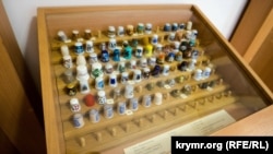 Набір наперстків Віри Роїк у Музеї української вишивки ім. В. Роїк, Сімферополь, 2021 р.