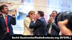Ուկրաինա - Էքզիթ փոլի առաջին արդյունքների հրապարակումից հետո Վլադիմիր Զելենսկին համբուրում է կնոջը, Կիև, 21-ը ապրիլի, 2019թ. 