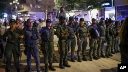 صف پلیس در برابر معترضان