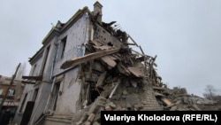 Якщо житло пошкоджене, то держава видає гроші на ремонт. Якщо оселя знищена, людина має отримати сертифікат на придбання нового житла