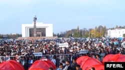 2005 йил мартида халқ қўзғолони тўлқинида ҳокимиятга келган Бакиев¸ мухолифат етакчиларига кўра¸ айни шундай халқ тўлқини билан ҳокимиятдан олиб ташланиши мумкин.