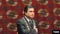 Gurbanguly Berdimuhamedow prezidentlige kasam kabul edýär, Aşgabat, 2007-nji ýylyň 14-nji fewraly.