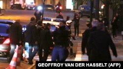 تصویر منتشر شده توسط خبرگزاری فرانسه، سعد حریری را در بامداد روز شنبه در پاریس، در حلقه محافظان خود و در حال صحبت با تلفن نشان می‌دهد.