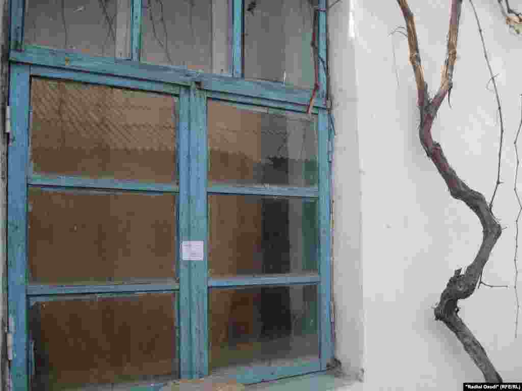 Окна опечатанной комнаты в доме М.Гиёева