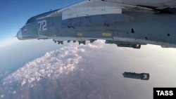 Російський бомбардувальник Су-24М скидає бомбу під час бойового польоту з авіабази Хмеймім у провінції Латакія, Сирія, 19 січня 2016 року