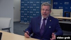 کلیفورد مِی، بنیان‌گذار اندیشکدۀ «بنیاد دفاع از دموکراسی‌ها»، می‌گوید روی‌گردانی از جهان می‌تواند با هدف خود ترامپ، یعنی حفظ برتری جهانی ایالات متحده، در تضاد باشد
